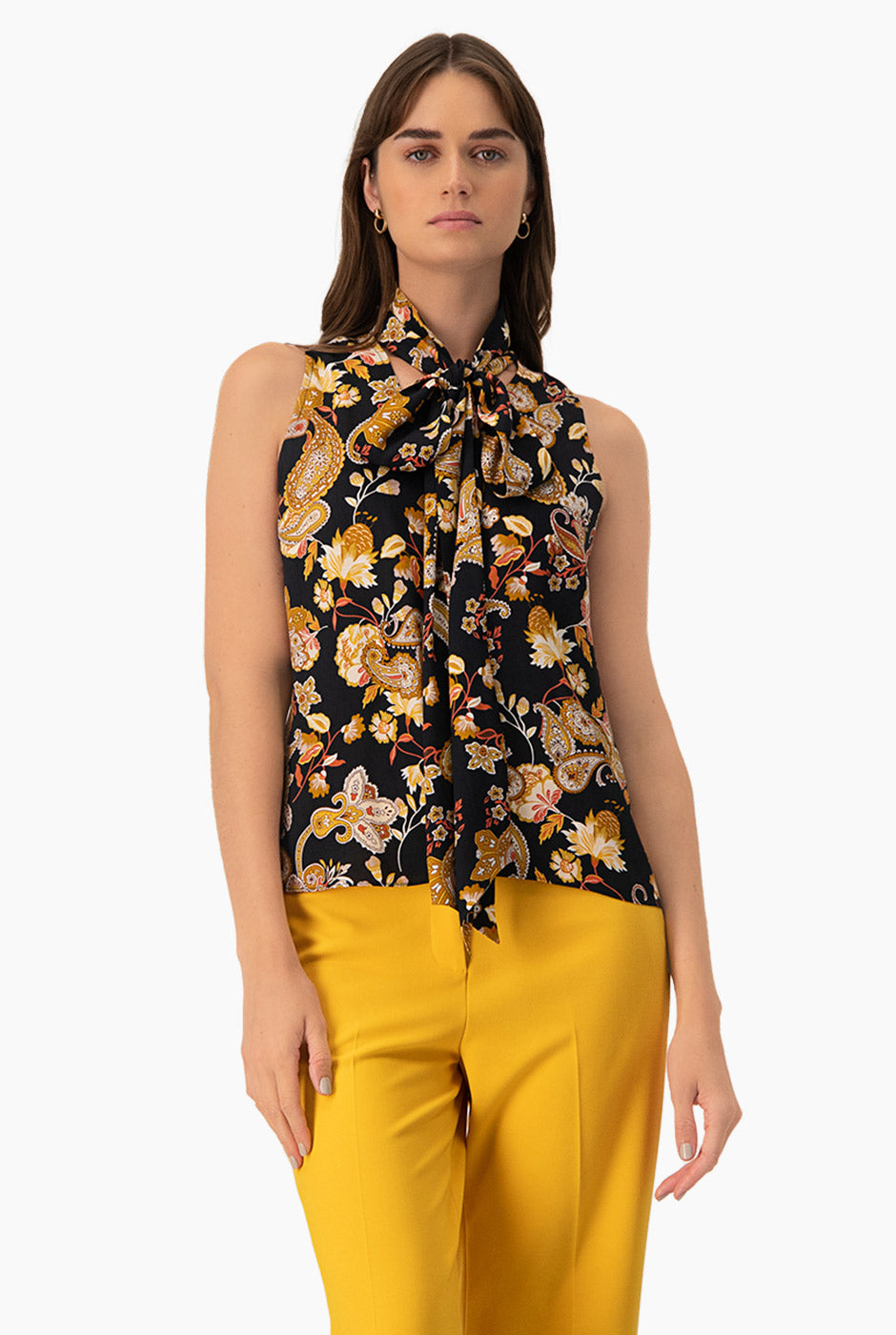 Blusa estampada multicolor con cintas en cuello y escote en V