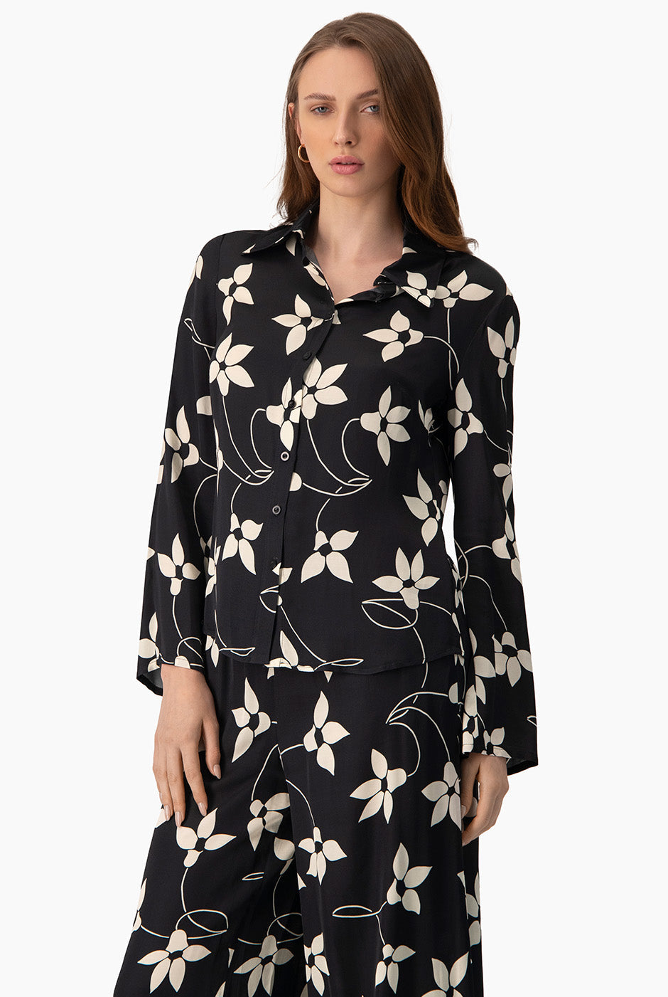 Blusa camisera negra estampada con mangas largas y botones