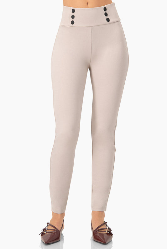 Pantalón Slim Beige con Botones Decorativos