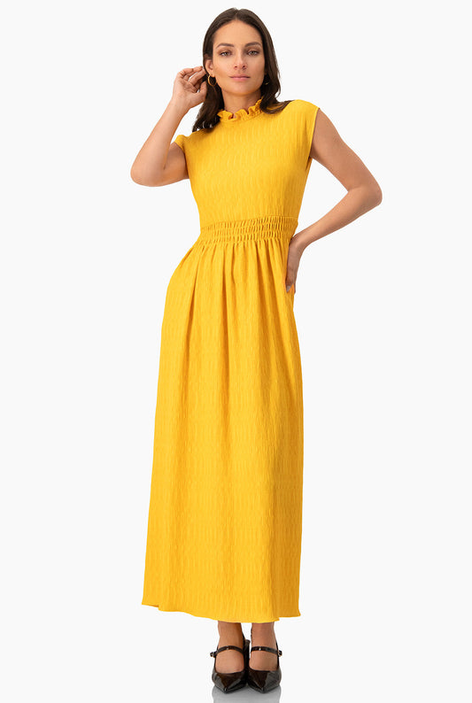 Vestido largo amarillo sin mangas con cuello alto y cintura fruncida