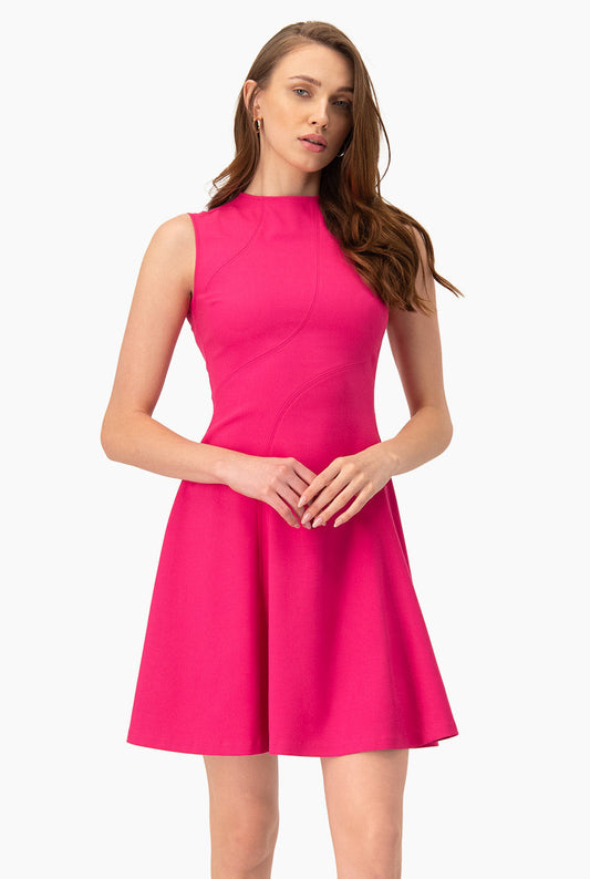 Vestido corto liso rosa sin mangas, cuello redondo