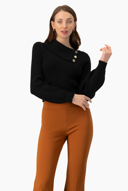 Suéter negro con cuello asimétrico y botones decorativos