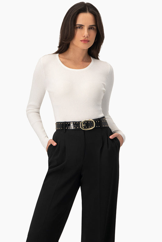 Suéter blanco acanalado con cuello redondo y manga larga