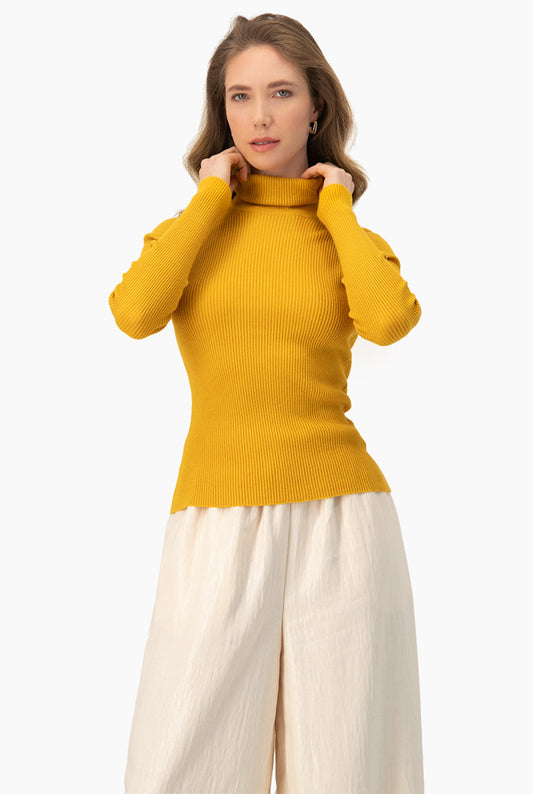 Suéter ribbed mostaza con cuello alto y mangas largas